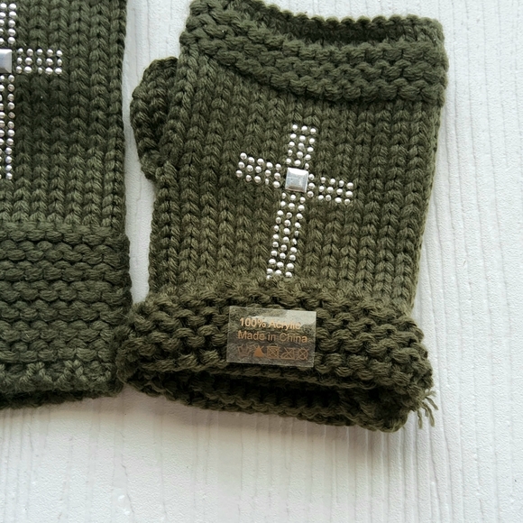 Dark Green Cross Knitted Fingerless Sweater Gloves - Picture 6 of 8